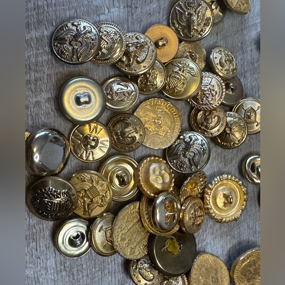 GOLD -TONE BUTTONS, miscellaneous lot approx .723 lbs - Picture 7 of 7